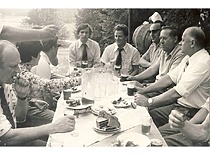 Doc. Č. Jakimavičius su žurnalo „Mokslas ir technika“ redakcijos nariais Kapitoniškėse, 1979 m. (KTU muziejus)