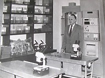 Prof. Č. Jakimavičius KTU Medienos technologijos katedros laboratorijoje, 1991 m. (KTU fotoarchyvas)