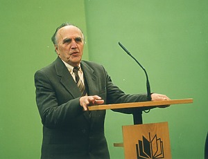 Prof. Č. Jakimavičius kalba KTU auloje, 1999 m. (KTU fotoarchyvas)