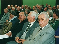 KPI Mechanikos fakulteto 2-osios laidos 50-metis KTU auloje, 2001 m. (KTU fotoarchyvas)