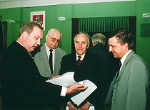 Prof. Č. Jakimavičius su KTU prorektoriais R. Šiaučiūnu ir P. Baršausku, 2001 m. (KTU fotoarchyvas)