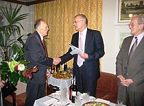 KTU rektorius prof. R. Bansevičius ir prorektorius A. Navickas sveikina Č. Jakimavičių 80-ojo jubiliejaus proga, 2004 m. (KTU fotoarchyvas)