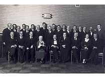 Iškilmingas prof. V. Čepinskio atsisveikinimo vakaras, surengtas universitete išėjimo į pensiją proga, 1936 m. rugsėjo 26 d. Nuotraukoje: I eilėje (iš kairės) 1 – prof. Z. Žemaitis, 3 – prof. A. Purėnas, 4 – Marija Čepinskienė, 5 – prof. V. Čepinskis, 6 – M. Sleževičienė, 7 – prof. P. Jodelė, 9 – prof. P. Juodakis. (Originalas – KTU muziejuje)