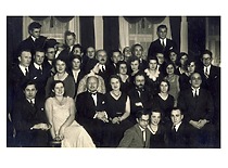 Matematikų-fizikų draugijos arbatėle, 1931 m. Nuotraukoje: II eilėje centre – Matematikos-gamtos fakulteto dekanas prof. Z. Žemaitis, prof. V. Biržiška, paskutinėje eilėje – prof. K. Sleževičius. (Originalas – KTU muziejuje)