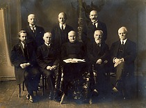 Lietuvos universiteto senatas, 1924 m. 1-oje eilėje sėdi (iš kairės): Humanitarinių mokslų fakulteto dekanas prof. Mykolas Biržiška, prorektorius prof. Petras Avižonis, rektorius prof. Pranciškus Būčys, Technikos fakulteto dekanas prof. Pranas Jodelė, Teisių fakulteto dekanas prof. Petras Leonas. 2-oje eilėje stovi (iš kairės): Matematikos-gamtos fakulteto dekanas prof. Zigmas Žemaitis, sekretorius prof. Antanas Purėnas, Medicinos fakulteto dekanas prof. Vladas Lašas. (Originalas – KTU muziejuje)