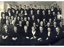 Matematikos-gamtos fakulteto dėstytojai ir studentai, 1937 m. Nuotraukoje: I-oje eilėje 2-asis iš kairės doc. J. Janickis, II eilėje centre – dekanas prof. Z. Žemaitis, jo kairėje – prof. I. Končius, dešinėje – 2-asis – prof. A. Purėnas, 3-asis – prof. V. Čepinskis, 4-asis – doc. J. Matulis. (Originalas – KTU muziejuje)