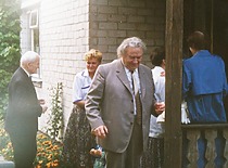 Prof. S. Kutkevičius su žmona Danute prie namų pasitinka giminaičius, 1985 m. (Prof. S. Kutkevičiaus šeimos archyvas)