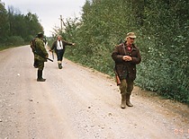 Prof. S. Kutkevičius medžioklėje su medžiotojų būrelio „Dubysa“ nariais, 1985 m. (Prof. S. Kutkevičiaus šeimos archyvas)