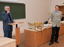 A. Kregždė ir Rolandas Žakelis KTU radijo klubo ataskaitiniame susirinkime, 2009 m. (J. Klėmano nuotr., KTU fotoarchyvas)