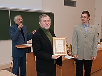 A. Kregždė, R. Žakelis ir Vytautas Mickevičius KTU radijo klubo ataskaitiniame susirinkime, 2009 m. (J. Klėmano nuotr., KTU fotoarchyvas)