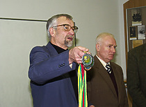 Lietuvos radijo sporto federacijos pirmininkas A. Kregždė ir sekretorius Vytautas Urbonas teikia Europos radijo orientavimosi čempionato medalius, 2004 m. (J. Klėmano nuotr, KTU fotoarchyvas)