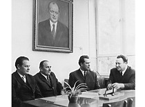 Doc. B. Milukas, prof. J. Degutis, prof. V. Klusis, prof. S. Kutkevičius prie prof. A. Purėno portreto, 1982 m. (Prof. S. Kutkevičiaus šeimos archyvas)