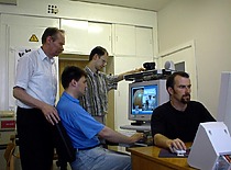 Direktorius prof. Arūnas Lukoševičius su savo mokiniais dr. V. Marozu ir D. Jegelevičiumi prie pirmosios telemedicinos stoties Lietuvoje, 2002 m. (BMII archyvas)
