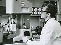 Dr. R. Ramanauskas atlieka fermentinio sūrio reologinius tyrimus, 1962 m. (KTU Maisto instituto archyvas)
