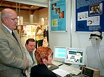 Doc. A. Ragauskas prie Telematikos mokslinės laboratorijos stendo LITEXPO parodoje, 2002 m. (KTU fotoarchyvas, J. Klėmano nuotr.)
