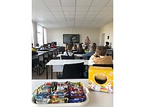 KTU Maisto instituto Juslinės analizės laboratorijos vadovė Aelita Zabulionė įgyvendina mokslo populiarinimo programą „Etikečių detektyvas“ su trečiokų klase, 2024 m. (KTU Maisto instituto archyvas)