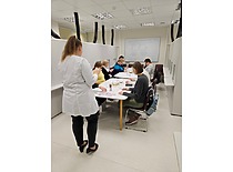 KTU Maisto instituto Juslinės analizės laboratorijoje inžinierė Grėtė Matusevičiūtė veda neformaliojo švietimo programą, skirtą atliepti verslo poreikius, 2024 m. (KTU Maisto instituto archyvas)