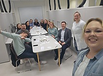 KTU Maisto instituto Juslinės analizės laboratorijoje inžinierė Grėtė Matusevičiūtė veda neformaliojo švietimo programą, skirtą atliepti verslo poreikius, 2024 m. (KTU Maisto instituto archyvas)