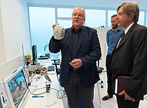 KTU Sveikatos telematikos mokslo instituto direktorius prof. A. Ragauskas JAV Nacionalinės aeronautikos ir kosmoso administracijos (NASA) mokslinių tyrimų centro „Ames“ bendradarbiavimo padalinio direktoriui Gary‘iui L. Martinui pademonstravo instituto mokslininkų sukurtą ir NASA jau naudojamą neinvazinio galvospūdžio matuoklį bei atliekamus tolimesnius tyrimus šioje srityje, 2015 m. (KTU fotoarchyvas, J. Klėmano nuotr.)