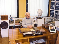 Pirmasis etatinis Universiteto muziejininkas Laimutis Vištakis (1928–2008) muziejaus ekspozicijoje 1998 m. (J. Klėmano nuotr., KTU fotoarchyvas)