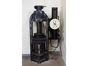 Lietuvos universiteto Technikos fakulteto Mechaninės medžiagų atsparumo laboratorijos 200 tonų galingumo presas. Gamintojas – A. J. Amsler&Co (Šveicarija), XX a. 3-iasis dešimtmetis. (J. Klėmano nuotr., originalas – KTU muziejuje)