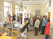 KTU muziejaus vadovė dr. A. Veilentienė veda ekskursiją „Sugrįžimas į Lietuvos universitetą“, 2012 m. (J. Klėmano nuotr., KTU fotoarchyvas)