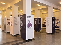 KTU muziejaus ekspozicijos „Asmenybės universiteto ir valstybės istorijoje“ fragmentas, 2017 m. Autorė dr. A. Veilentienė. (J. Klėmano nuotr., KTU fotoarchyvas)