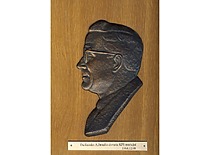 Bareljefas „Prof. Kazimieras Baršauskas“ – skulptoriaus Alfonso Janulio dovana KPI muziejui, 1964 m. (J. Klėmano nuotr., originalas – KTU muziejuje)