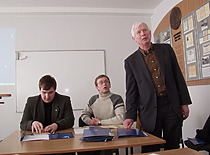 KTU muziejaus ekspozicijos, įrengtos 1998 m., autorius doc. Juozas Algimantas Sveikata (1943–2008) su Studentų mokslinės draugijos nariais Alfonso Jurskio auditorijoje, 2005 m. (J. Klėmano nuotr., KTU fotoarchyvas)