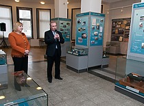 KTU muziejaus ekspozicijos „Nuo Aukštųjų kursų iki Kauno technologijos universiteto“ atidarymas 2010 m. vasario 16 d. Nuotraukoje: kalba KTU rektorius prof. Raimundas Šiaučiūnas, šalia jo – ekspozicijos autorė KTU muziejaus vadovė dr. Audronė Veilentienė. (J. Klėmano nuotr., KTU fotoarchyvas)