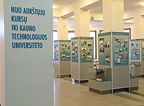 KTU muziejaus ekspozicija „Nuo Aukštųjų kursų iki Kauno technologijos universiteto“, atidaryta 2010 m. sausio 27 d. minint Aukštųjų kursų 90-metį (autorė – dr. A. Veilentienė). (J. Klėmano nuotr., KTU fotoarchyvas)