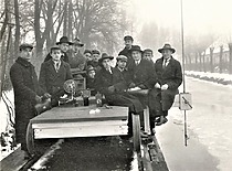 Prof. Steponas Kolupaila su studentais Botanikos sode Hidrometrinėje laboratorijoje, 1933 m. (Originalas – KTU muziejuje)