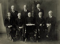 Lietuvos universiteto senatas, 1924–1925 m. Nuotraukoje (iš kairės): pirmoje eilėje – M. Biržiška, P. Avižonis, rektorius P. Būčys, P. Jodelė, P. Leonas. Antroje eilėje – Z. Žemaitis, A. Purėnas, V. Lašas. (Originalas – KTU muziejuje)