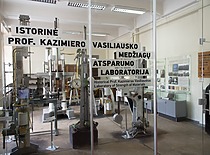 2015 m. 50-ųjų įkūrimo metinių proga KTU muziejus lankytojams atvėrė Istorinę prof. Kazimiero Vasiliausko medžiagų atsparumo laboratoriją su jos įkūrėjui skirta ekspozicija (J. Klėmano nuotr., KTU fotoarchyvas)