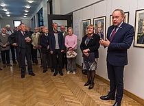 Prorektoriaus Romano Chomskio tapybos darbų paroda, atidaryta 100-osioms jo gimimo metinėms, 2019 m. Nuotraukoje: kalba KTU rektorius prof. Eugenijus Valatka. (J. Klėmano nuotr., KTU fotoarchyvas)