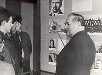 KPI rektorius prof. Marijonas Martynaitis veda ekskursiją muziejuje, XX a. 8–9-asis dešimtmetis. (Originalas – KTU muziejuje)