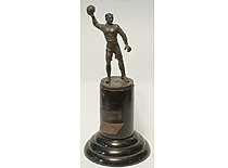 KPI spartakiados pereinamoji dovana krepšinio varžybų nugalėtojui, 1956–1958 m. (J. Klėmano nuotr., originalas – KTU muziejuje)
