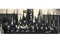 1-oje eilėje (iš kairės): prof. L. Vailionis, VVS centro komiteto atstovas, D. Zaunius (stovi), aušrininkas gen. J. Bulota, prof. A. Purėnas, VVS akademinio skyriaus pirmininkas A. Voldemaras, rektorius prof. M. Riomeris, karo invalidas, aklųjų organizacijos pradininkas P. Daunys, Lietuvos kariuomenės kūrėjų savanorių sąjungos pirmininkas ats. plk. ltn. P. Gužas, prof. J. Šliogeris, Vakarų sąjungos pirmininkas V. Sidzikauskas, studentas J. Kanopka. 2-oje eilėje 7-asis iš dešinės prie vėliavos stovi V. Jasiukevičius.
