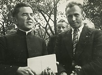 Studentų ateitininkų sąjungos pirmininkas V. Jasiukevičius su krikščionių demokratų lyderiu kunigu Mykolu Krupavičiumi, 1938 m. (L. Kudarienės šeimos archyvas)