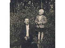 Romaniškių pradinės mokyklos antraklasis Antanas Žiliukas su tėvu Juozu, 1948 m. (Prof. A. Žiliuko šeimos archyvas)