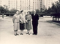 V. Jasiukevičius su studentėmis Zaporožėje, 1959 m. (L. Kudarienės šeimos archyvas)