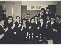 A. Žiliukas tarp KPI MMd-8 grupės absolventų, 1963 m. (Prof. A. Žiliuko šeimos archyvas)