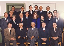 Prof. A. Žiliukas – KTU Mechanikos fakulteto Deformuojamų kūnų mechanikos katedros vedėjas su katedros kolektyvu, 1992 m. (Prof. A. Žiliuko šeimos archyvas)