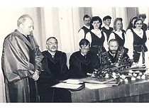 KTU Senato pirmininkas prof. A. Žiliukas įteikia KTU Garbės daktaro regalijas dr. Juozui Rimvydui Vaišniui ir dr. Rimui Vaičaičiui, 1993 m. (Prof. A. Žiliuko šeimos archyvas)