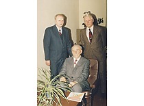 Trijų kartų katedros vedėjai doc. S. Vasauskas, prof. J. Baušys, prof. A. Žiliukas, 1993 m. (Prof. A. Žiliuko šeimos archyvas)