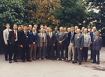 Tarptautinės mokslo konferencijos pirmininkas prof. A. Žiliukas (pirmas iš dešinės) su konferencijos dalyviais, 1996 m. (Prof. A. Žiliuko šeimos archyvas)