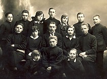 Kalvarijos mokyklos 4-osios klasės moksleiviai, 1929–1930 m. V. Jasiukevičius – 3-ioje eilėje 2-asis iš dešinės. (L. Kudarienės šeimos archyvas)
