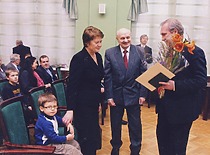 70-ojo jubiliejaus proga prof. A. Žiliuką sveikina KTU rektorius prof. R. Šiaučiūnas, 2010 m. (Prof. A. Žiliuko šeimos archyvas)