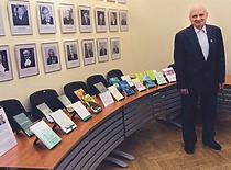 2017_Ziliukas prie savo knygų CR rektorato salėje