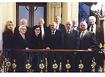 „Mechanikos terminų žodyno“ rengėjų grupė su vadovu prof. A. Žiliuku ir KTU rektoriumi prof. E. Valatka Lietuvos mokslų akademijos rūmų balkone, 2020 m. (Virginijos Valuckienė nuotr., prof. A. Žiliuko šeimos archyvas)